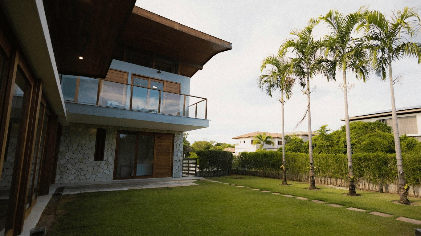 Residential Window Tinting & Outdoor Glass Solutions for Modern Homes | Clear Cut Glass & Tint Modern residential home with outdoor glass features and professionally installed window tinting by Clear Cut Glass & Tint